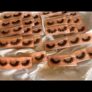 I’m selling these 3D lashes 10 for 25$ really pretty lashes for the daily !!